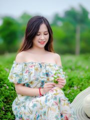 韩漫《职场风云》封面，职场题材，主角在现代化办公室里与同事交谈，画面写实清新